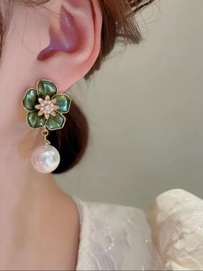 Vintage style 925 stud Enamel Camellia earrings Green womens jewelry